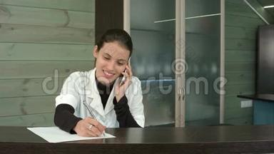 微笑水疗接待员通过电话与客户交谈并填写表格