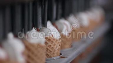 给冰淇淋筒装冰淇淋的机器的特写镜头。高清。