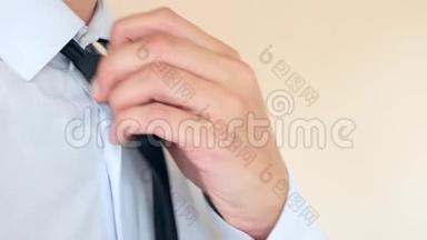 商人脱下黑色领带，解开衬衫上的<strong>扣子</strong>。 4k，慢动作，超级特写
