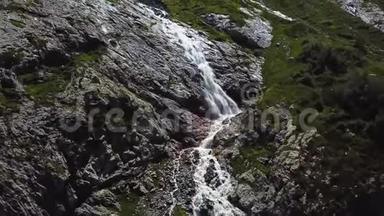 特写肆虐的高山瀑布.. 大瀑布在山间流动的鸟瞰图