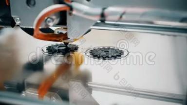 3Ddiy<strong>打印</strong>机<strong>打印</strong>塑料机械零件的时间推移。 一台开源的diy三维<strong>打印</strong>机正在<strong>打印</strong>齿轮和