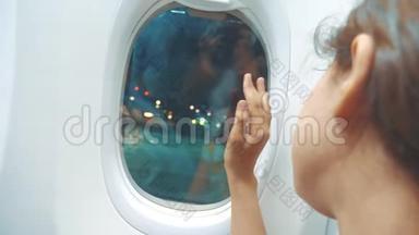 少女告别，挥手告别生活方式，飞机飞机概念的窗口。 年轻女孩看上去