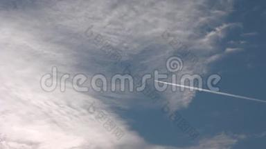 蓝天和<strong>云彩</strong>。 <strong>飞机</strong>穿过框架美丽的堆云在蓝色平静的天空。 安静的傻瓜。