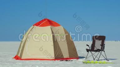 冬天的帐篷，椅子和冰钻在冰冻的湖面上钓鱼。 捕鱼设备