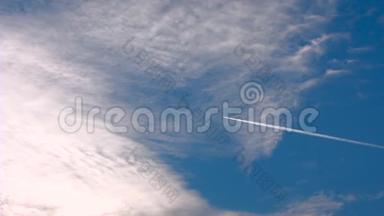 蓝天和云彩。 飞机穿过框架美丽的堆云在蓝色平静的天空。 安静的傻瓜。