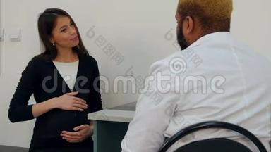 快乐的年轻孕妇与男医生进行产前检查