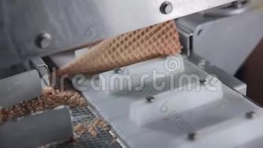 冰淇淋锥的特写在传送带上移动.. 高清。