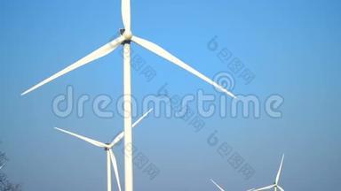 许多风力发电机在蓝<strong>天上</strong>旋转，特写摄影