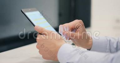 双手特写，男用他的平板电脑在办公室工作室合作孵化器创业金融投资业务