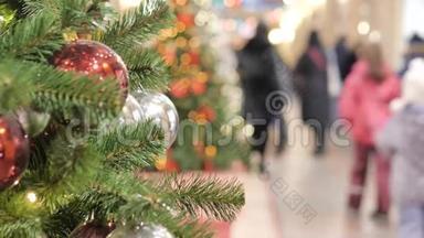 商场里喜庆的气氛。 在前景的圣诞杉。 不在焦点的人<strong>走路</strong>和买礼物。