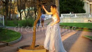 美丽的瘦小女孩，穿着银色和蓝色的连衣裙，在古董庄园的照片会议上摆出调整服装。