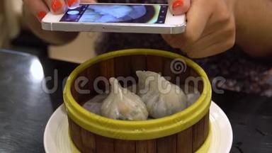食物照片。 手机上的中国饺子图片