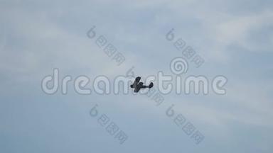 俄罗斯古代飞机双平面飞机在蓝天上飞行