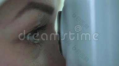 快关门。 年轻女子用现代医疗设备由<strong>眼科</strong>医生检查眼睛。