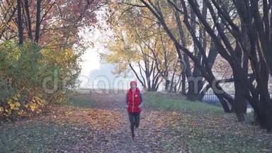 早晨在浓雾中在城市公园慢跑一位年轻女子。 任何天气概念下的健康生活方式