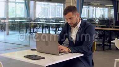 快乐的员工在工作中使用电脑