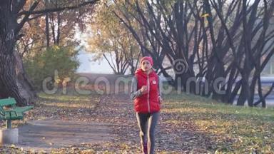 早晨在浓雾中在城市公园慢跑一位年轻女子。 任何天气概念下的健康生活方式