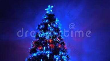 房间里有一棵漂亮的圣诞树，装饰着一个发光的花环和一颗星星。 儿童和成人假日。 新