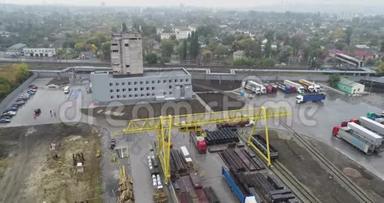 大工业区俯视图.. 工业综合体鸟瞰图.. 大型仓库附近的龙门起重机和卡车