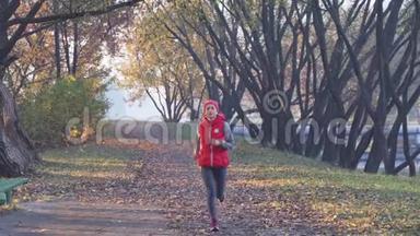 早晨在浓雾中在城市公园慢跑一位年轻女子。 <strong>任何天气</strong>概念下的健康生活方式
