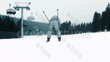 <strong>快速</strong>滑雪者走下坡，双腿之间<strong>通过</strong>摄像机