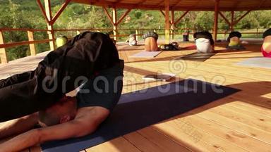 瑜伽教练举办了一个研讨会，表演阿萨娜把腿伸到头上