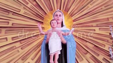 圣母玛利亚和耶稣雕像的特写。 圣母玛利亚带着孩子耶稣