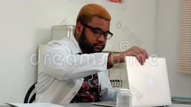 非裔美国男医生在办公桌上工作