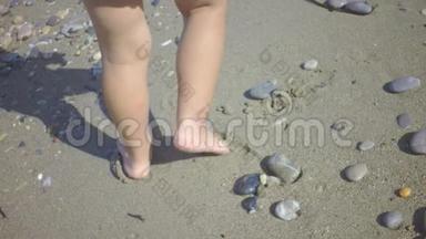 一个小孩在<strong>海边玩沙子</strong>的腿