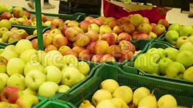 超市里的一个工人把水果苹果放进托盘里