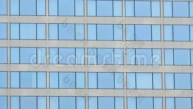 现代高层<strong>写字楼</strong>的倾斜镜头，带有玻璃立面。