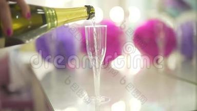 在庆祝生日的近景中，将香槟起泡葡萄酒倒入小玻璃杯中
