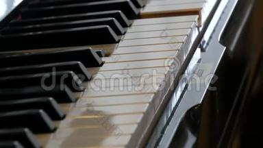 有趣的神秘自弹<strong>钢琴</strong>。 黑白<strong>钢琴琴键</strong>自己演奏