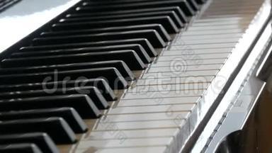 有趣的神秘自弹钢琴。 黑白钢琴琴键自己演奏