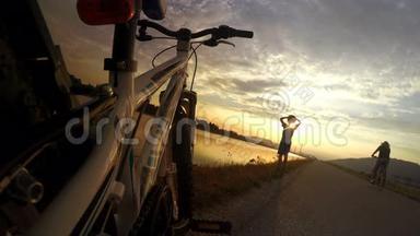4k分辨率：小骑自行车者休息时享受日落