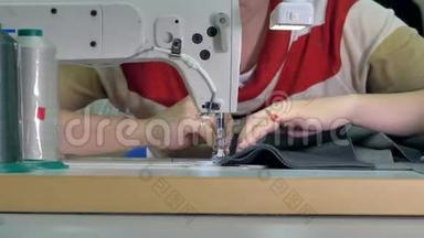 裁缝在灯光下缝在机器上.