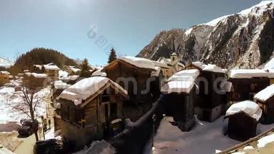 冬季乡村旅游雪覆盖房屋雪冬季景观鸟瞰