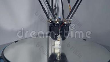 一个带有悬挂挤压机的3d打印机创造了一颗珍珠，而<strong>机器人</strong>玩具。 4K.