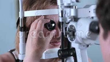 女医生用现代<strong>医疗<strong>器</strong>械</strong>检查眼睛。 现代医院的眼科检查。