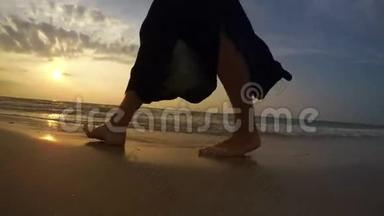 4K一个女人在日落时沿着海滩散步的<strong>实时</strong>镜头