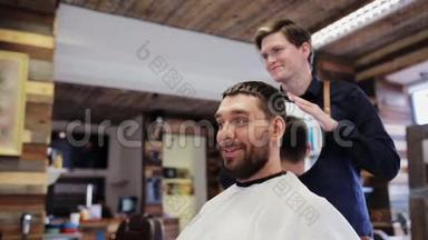 理发店有镜子的人和理发师