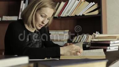 大学里在图书馆工作的女<strong>讲师</strong>。 疲倦的学生准备考试