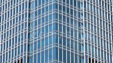 现代高层写字楼的倾斜镜头，带有玻璃立面。