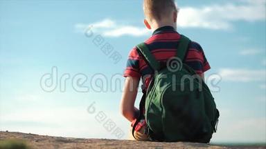 一个穿着红色衬衫背着背包的少年，夕阳西下，坐在高高的小山上，望着云层