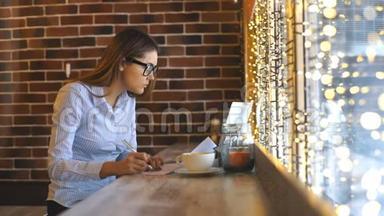 一位年轻漂亮的女商人在咖啡馆工作，签合同