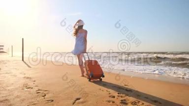 一个年轻的女人带着一个<strong>手提</strong>箱坐在海滩上。 一个年轻的女孩带着一个轮式<strong>手提</strong>箱沿着海滩散步。 一路走来