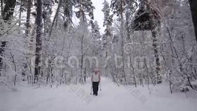 木头。 冬天的森林。 正在散步的老妇人。 老年人从事健康工作。 养老金领取者训练一个fas