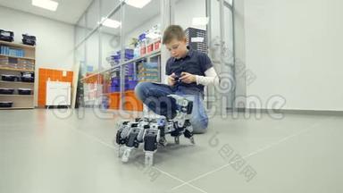 学生男孩在机器人技术<strong>学校</strong>教室测试机器人。 工程师教育<strong>理念</strong>。
