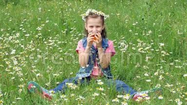 在一片洋甘菊的草坪上，一个戴着洋甘菊花圈的<strong>甜美女</strong>孩，从杯子里喝着洋甘菊茶，笑得很漂亮