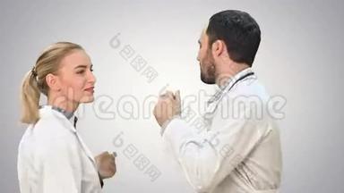 微笑着年轻的女人和穿着实验室外套的男人在白色<strong>背景</strong>上做有趣的<strong>舞蹈</strong>。